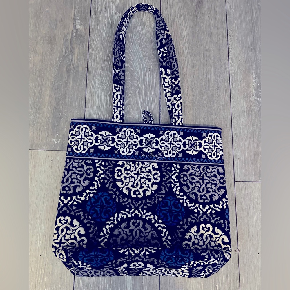 Vera Bradley shoulder bag.